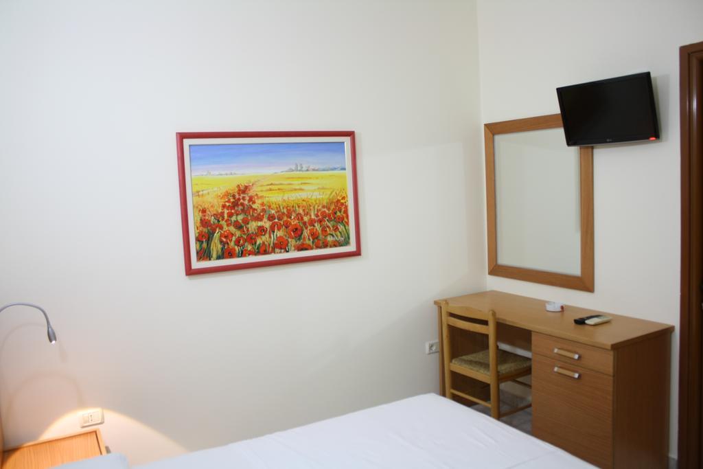Hotel Martini Vlorë Habitación foto