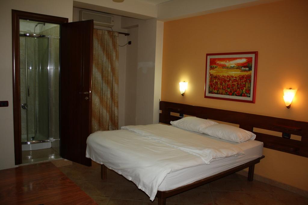 Hotel Martini Vlorë Habitación foto