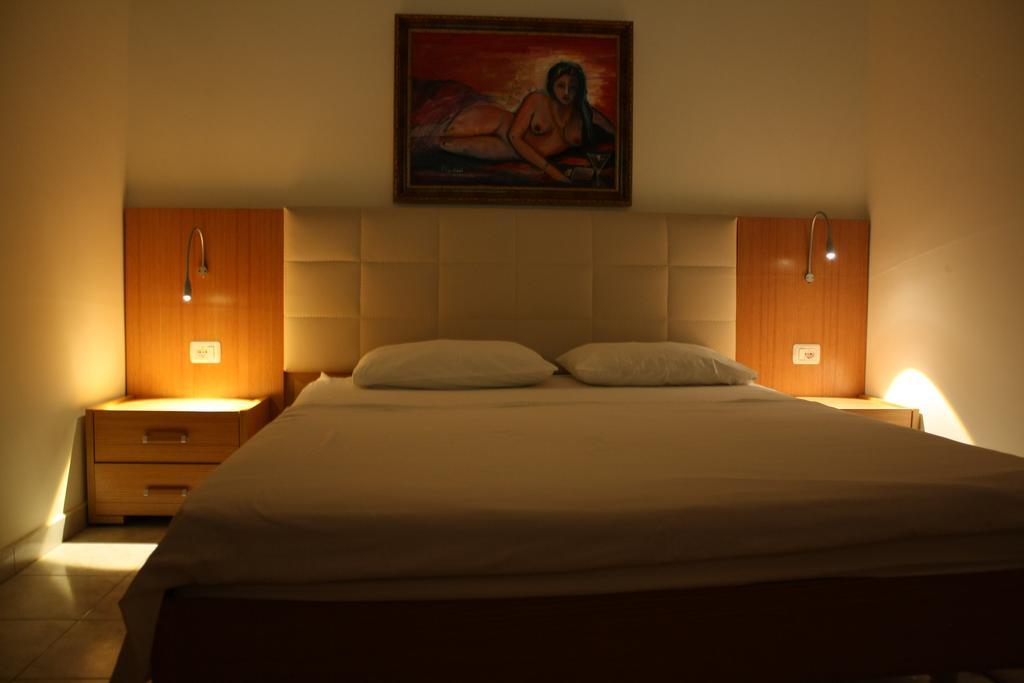 Hotel Martini Vlorë Habitación foto